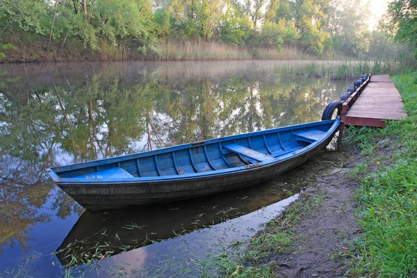 蓝色小船在河上 — 图库照片