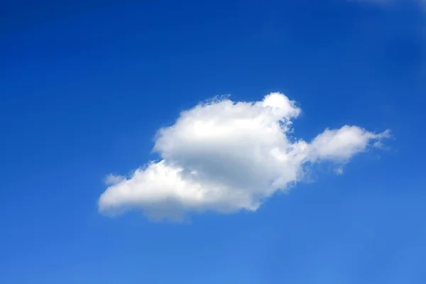Одно облако в голубом небе — стоковое фото