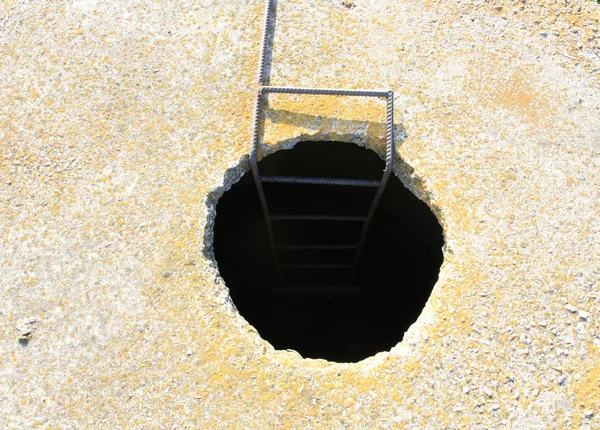 Dunkles Loch auf Betonklotz — Stockfoto