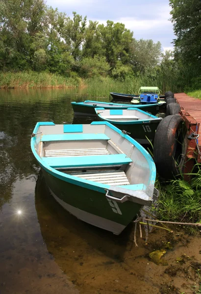川の係留のボート — ストック写真