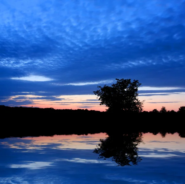 蓝蓝的夜河上 — 图库照片