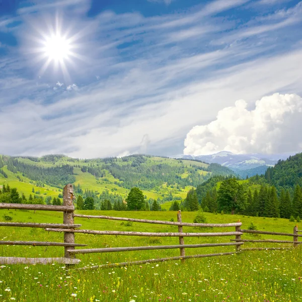 Fence in mountains meadow — Stock Photo, Image