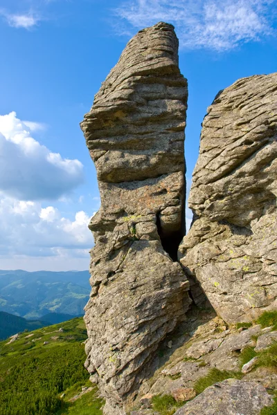 Скала в горах — стоковое фото