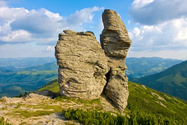 Roca en las montañas — Foto de Stock