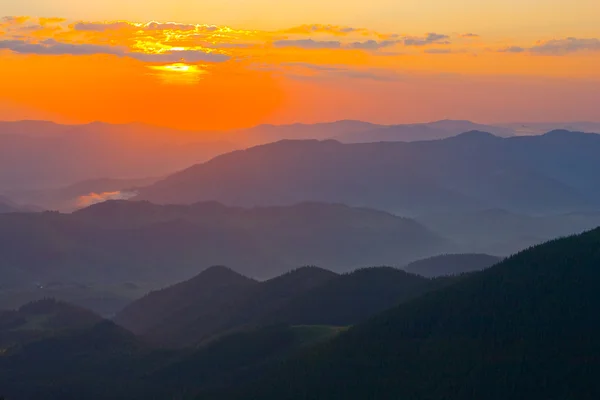 Pôr do sol sobre montanhas — Fotografia de Stock
