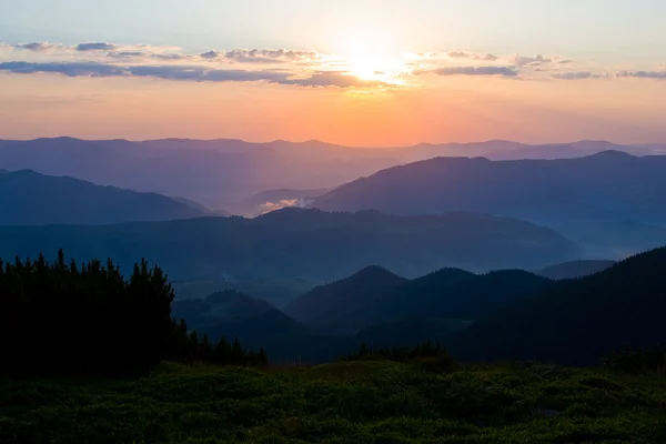 Pôr do sol nas montanhas — Fotografia de Stock