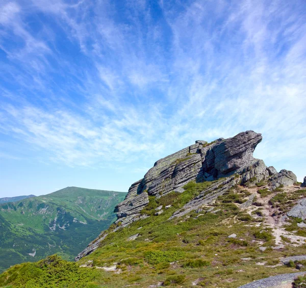 Kamienie na szczycie góry — Zdjęcie stockowe
