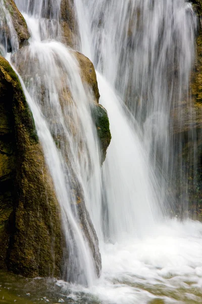 Cascada pe râul de munte — Fotografie, imagine de stoc
