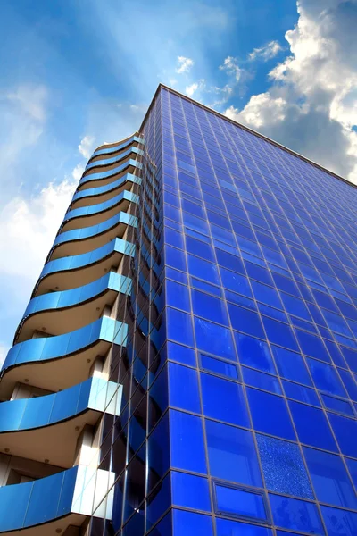 Сучасна будівля на фоні блакитного неба — стокове фото