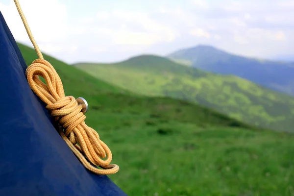 Gula repet på berget bakgrund — Stockfoto