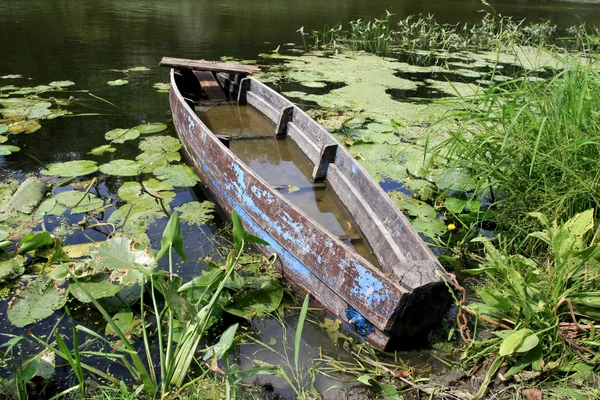 Velho barco de madeira na água — Fotografia de Stock