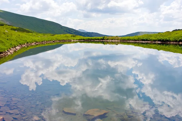 Horské jezero s mraky reflexe — Stock fotografie