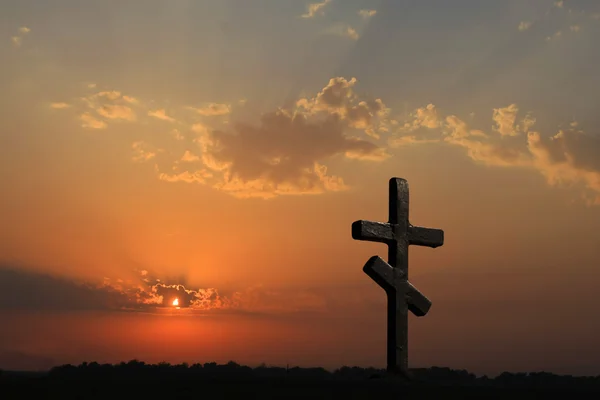 Cruz y puesta de sol roja —  Fotos de Stock