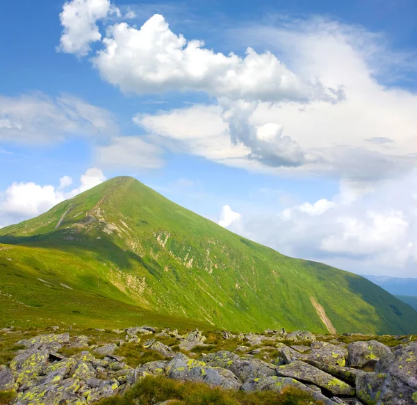 녹색 언덕으로 산 풍경 — 스톡 사진