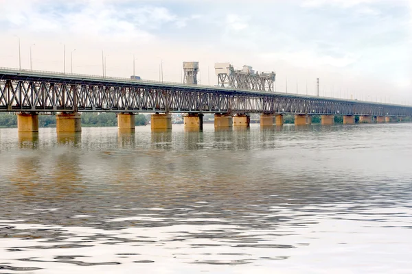 ドニエプル川を渡る橋します。 — ストック写真