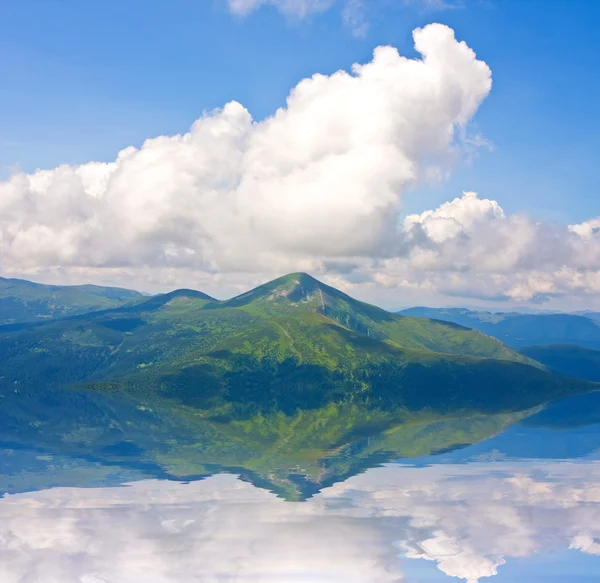 Krajobraz z górami i chmurami — Zdjęcie stockowe