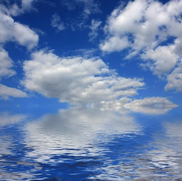 Meereslandschaft mit blauem Himmel und weißen Wolken — Stockfoto