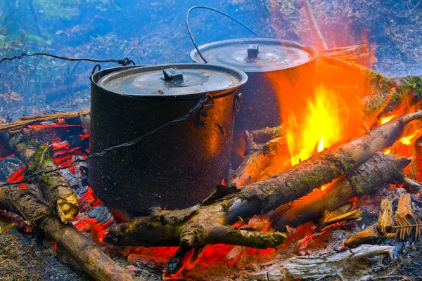 Dwa dym czajnik turystyczny na ogień — Zdjęcie stockowe