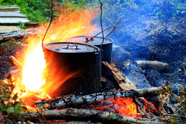 Zwei Wasserkocher für Touristen in Flammen — Stockfoto