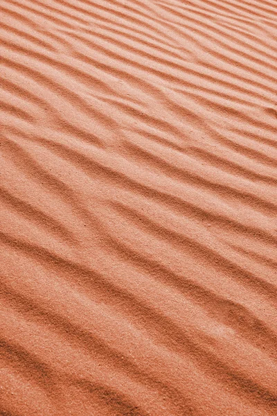赤い背景の砂 — ストック写真