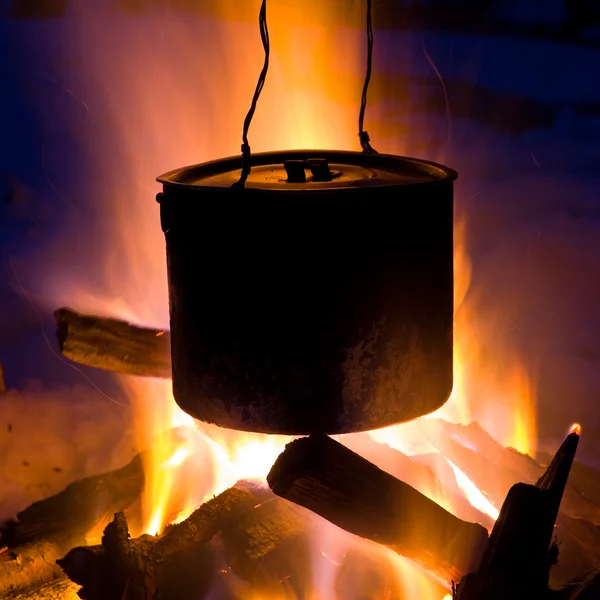 Tourists kettle on campfire — Stock Photo, Image