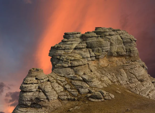 Гірська скеля на фоні заходу сонця — стокове фото