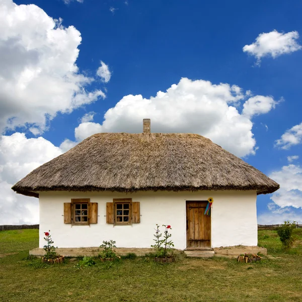 Traditionelles ukrainisches Landhaus — Stockfoto