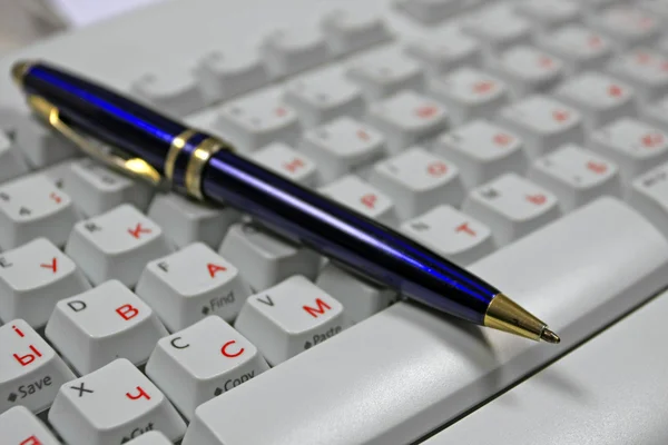 Pero na klávesnici počítače — Stock fotografie
