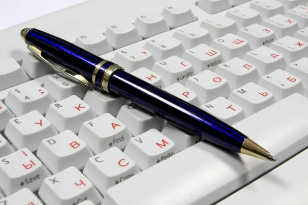 Pero na klávesnici počítače kancelář — Stock fotografie