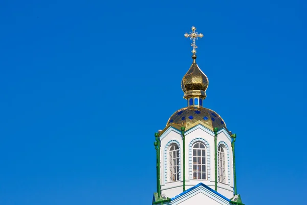 Крест на церковном куполе — стоковое фото