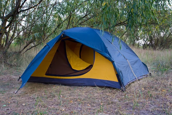 Туристическая палатка в лесу — стоковое фото