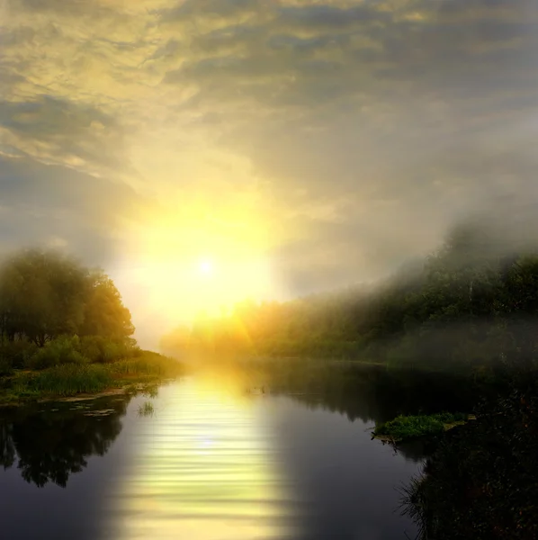 Помилковий захід сонця на річці — стокове фото