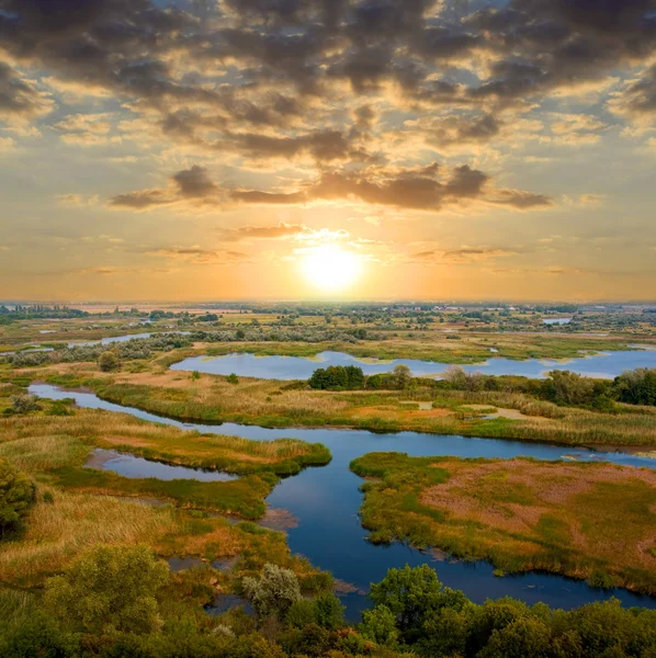 Захід сонця над річкою — стокове фото
