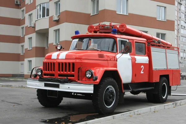 Feuerwehrauto in der Nähe von modernem Haus — Stockfoto