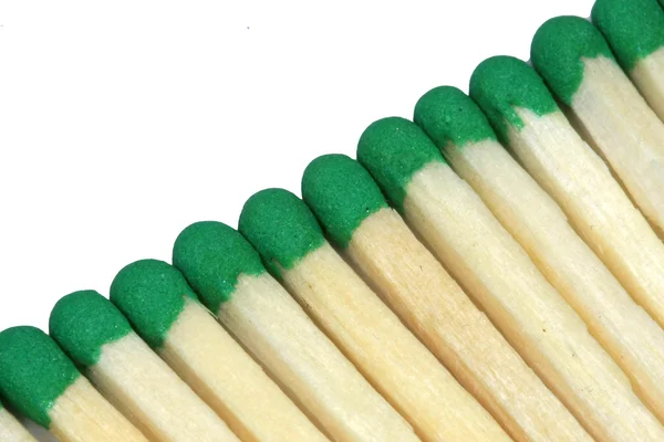 Groupe de allumettes en bois avec têtes vertes — Photo