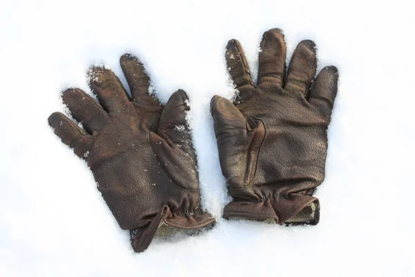 Кожаная перчатка на фоне снега — стоковое фото