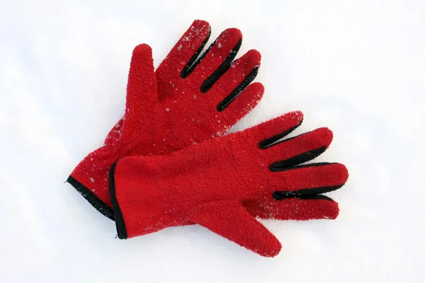 Rode handschoenen in de sneeuw — Stockfoto
