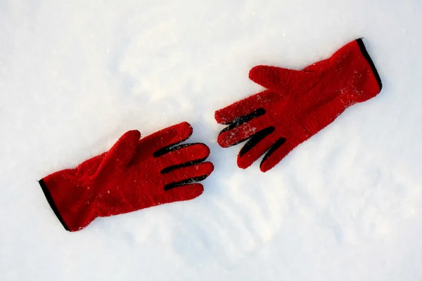 Czerwone rękawice na śniegu — Zdjęcie stockowe