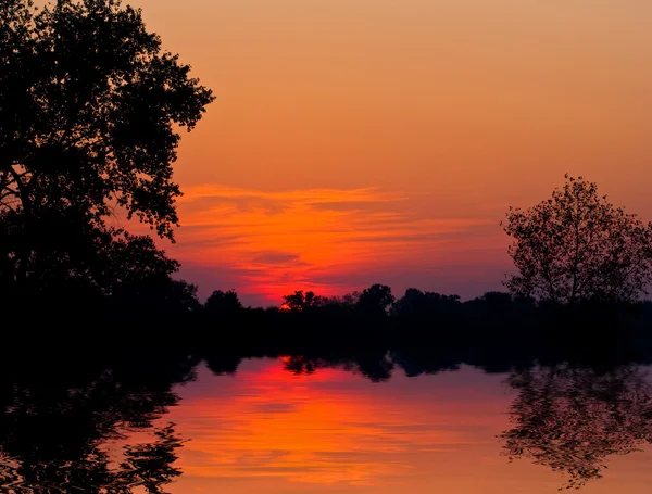 Solnedgång på sjön — Stockfoto