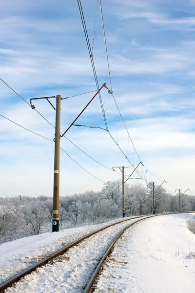 Електрифікована залізниця взимку — стокове фото