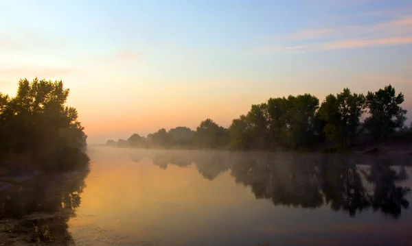 河上的清晨 — 图库照片