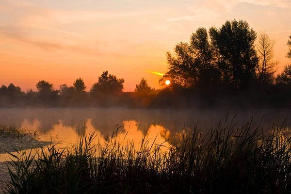 Nehir üzerinde güzel günbatımı — Stok fotoğraf