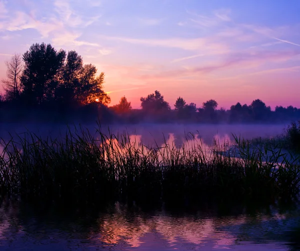 Schöner Sonnenuntergang am Fluss — Stockfoto