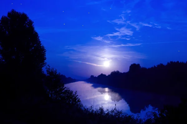Scena nocy nad rzeką — Zdjęcie stockowe