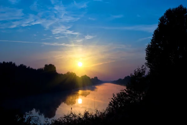 Soluppgång på floden — Stockfoto