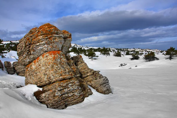 Скеля в зимових горах — стокове фото