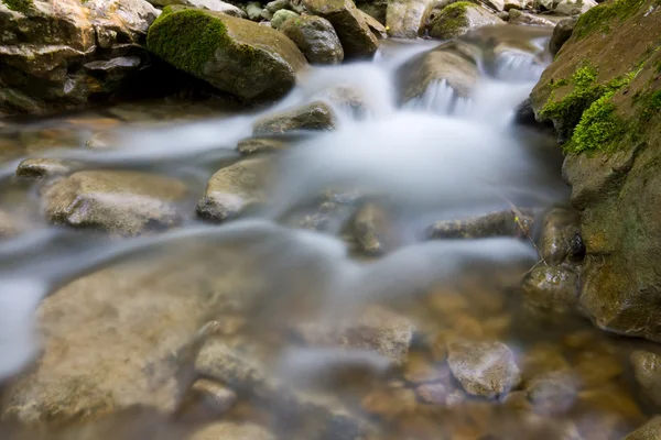 Pěkný kaskáda horského potoka — Stock fotografie