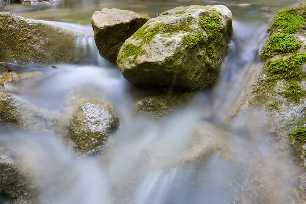Stenen in water van bergbeek — Stockfoto