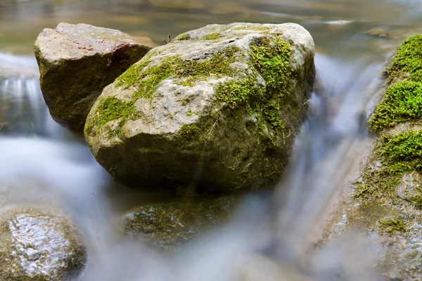 Piedras en arroyo de montaña — Foto de Stock
