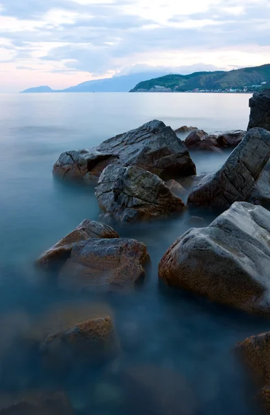 Costa marina con pietre in acqua — Foto Stock